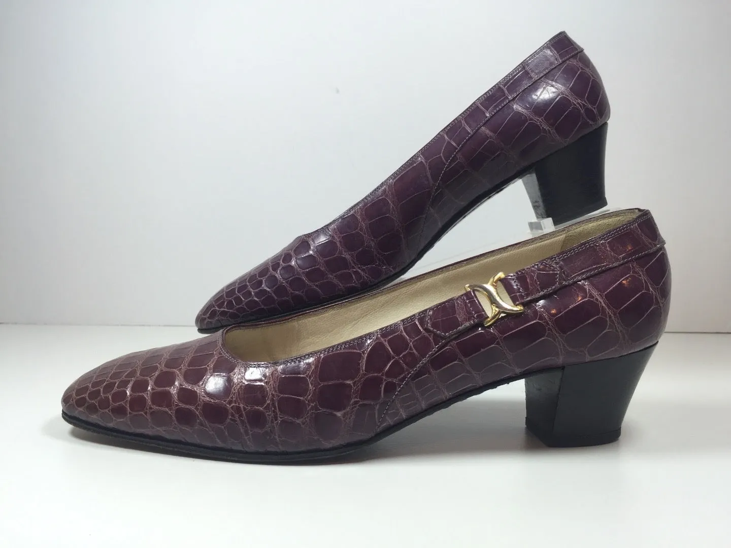 HELEN ARPELS 1960s Purple Croc Shoes with Gold Detail Size 7 1/2